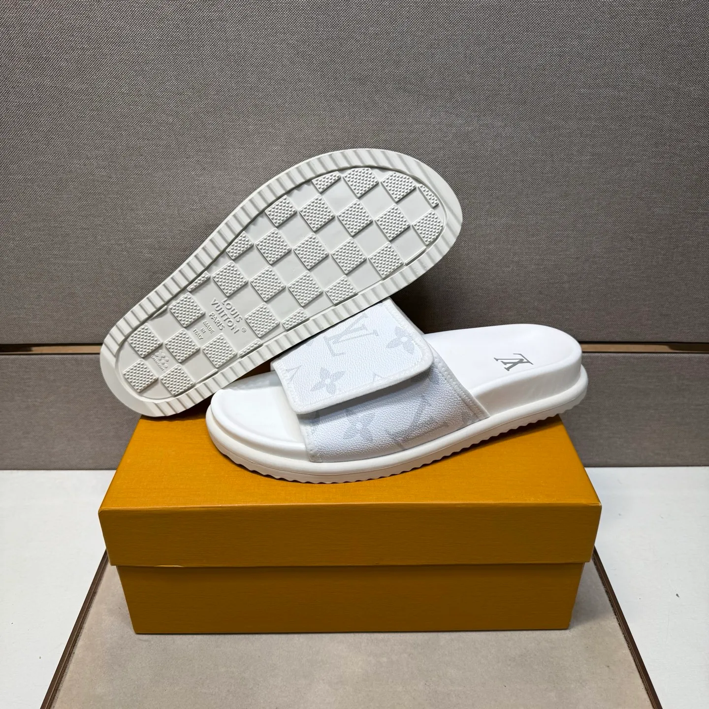 ⬛️Men's shoes 💰p320 [LV～] Men's casual slippers 2025z cabinet sales simultaneously 🔶Size: 38-44 #️⃣ 🔷3 colors🔜The upper is made of multi-material splicing ➕Genuine leather lining, comfortable and breathable, sole: original comfortable and wear-resistant outsole, ⚠️real thing📱photographed🎬real thing is better📢📢📢